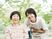 笑顔の介護スタッフと利用者