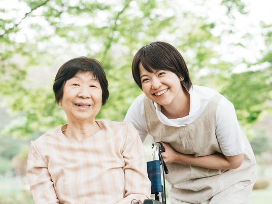 笑顔の介護スタッフと利用者