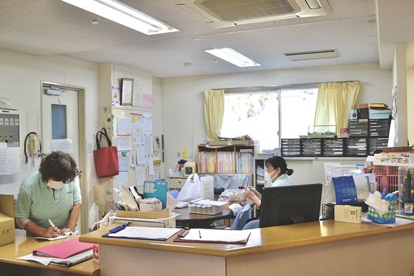 資料整理中の事務室