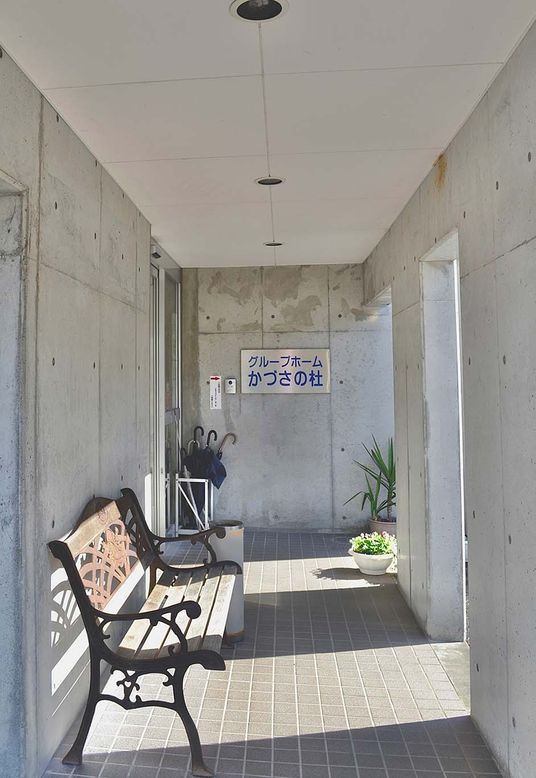 ベンチのある玄関