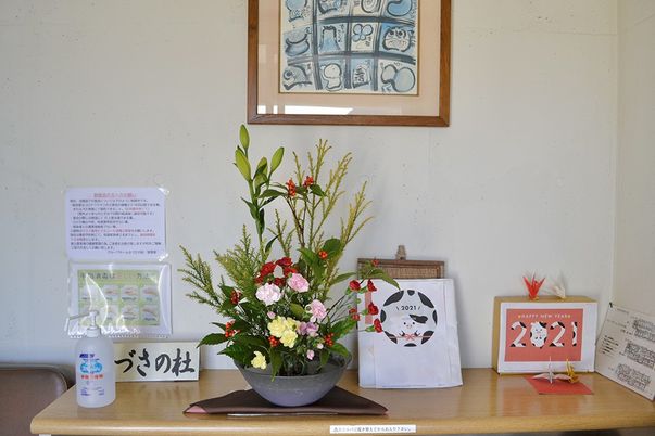 壁に飾られた装飾と花