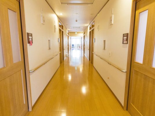 明るく清潔な廊下