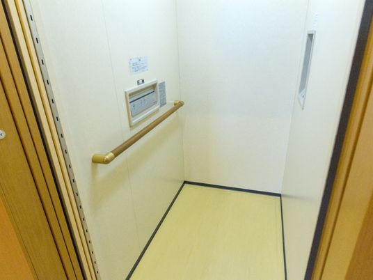 バリアフリー設計のエレベーター