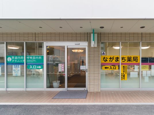 明るい施設のエントランス