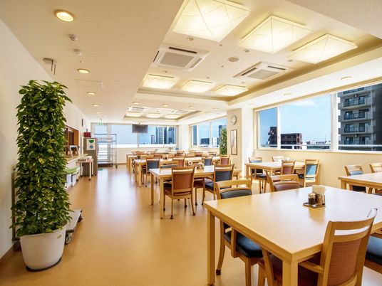 明るい食堂の様子