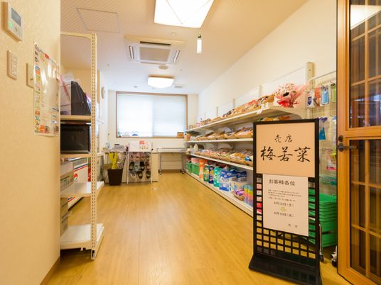 商品が整然と並ぶ多目的室