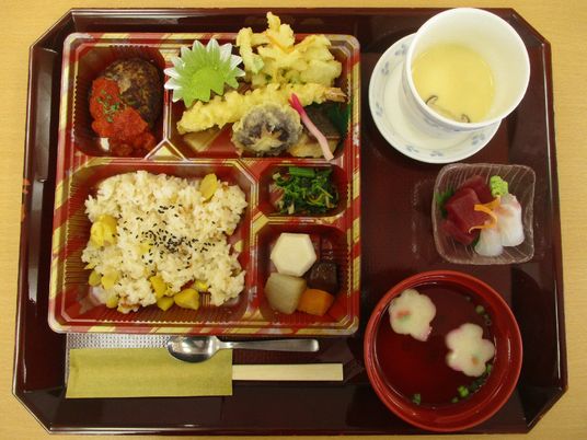 和風の彩り豊かな食事