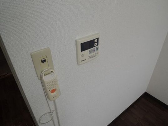 壁に取り付けられたコール装置