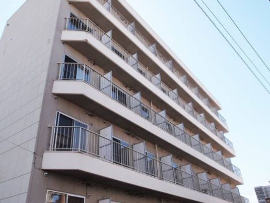 多階層の建物外観