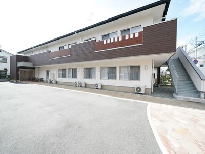 広々とした清潔な外観