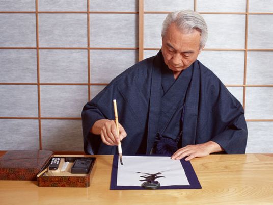 書道をする和室の男性