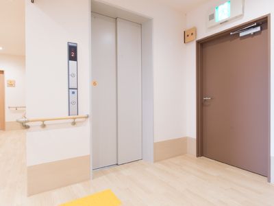 清潔な廊下のエレベーター前