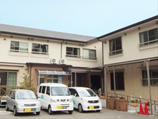 明るい施設の外観