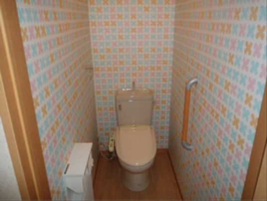 明るい柄のトイレ空間