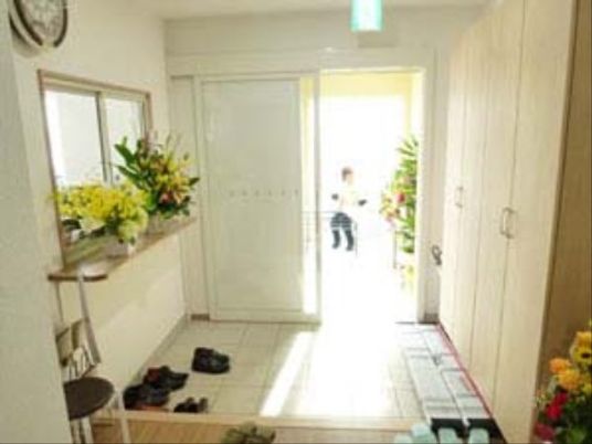 歓迎するエントランスの光景