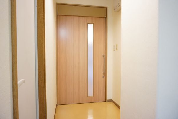廊下に面した木製のドア