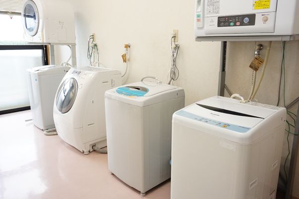 清潔な洗濯機並ぶ部屋