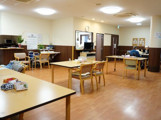 共有エリアと座る人々