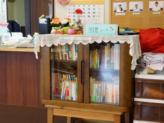本棚と花のフロント