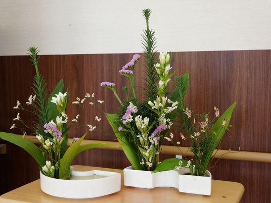 生け花が飾られた空間