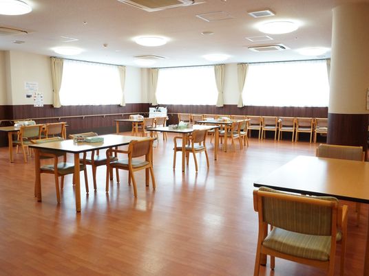 広々とした明るい食堂
