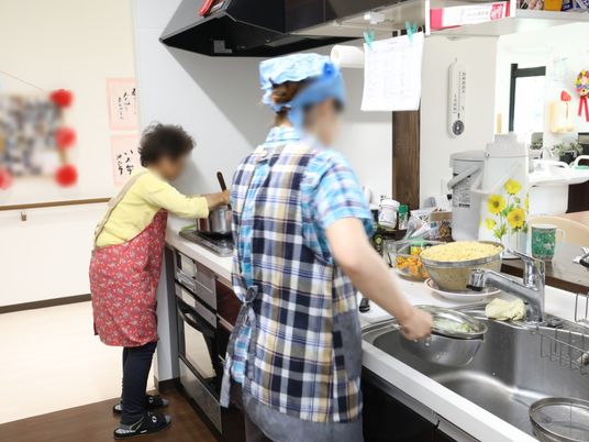 料理活動する人々