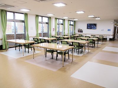 広々とした食堂空間