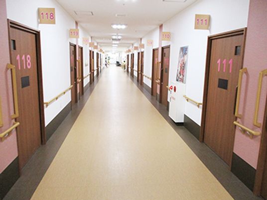 広々としたきれいな廊下