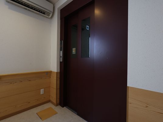 茶色の扉付きエレベーター