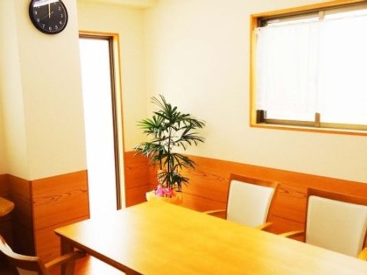 明るく清潔な食堂の景観
