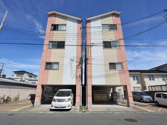 ピンク色の建物の前面