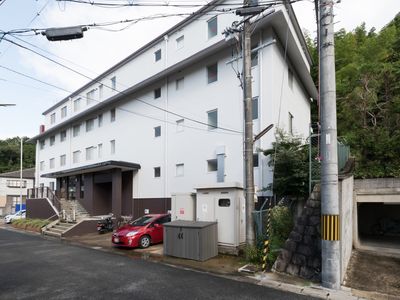 白い壁の建物外観