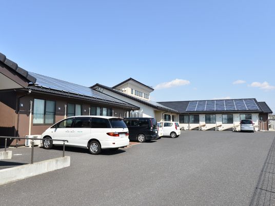 太陽光パネル付き施設外観