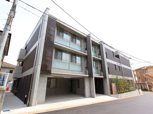 現代的な外観の建物
