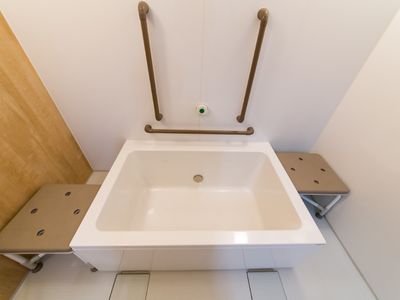 手すり付きの洗面台