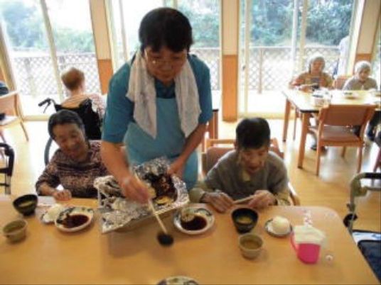 食事の支度をするスタッフ