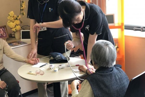 検診する職員と利用者