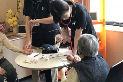 検診する職員と利用者