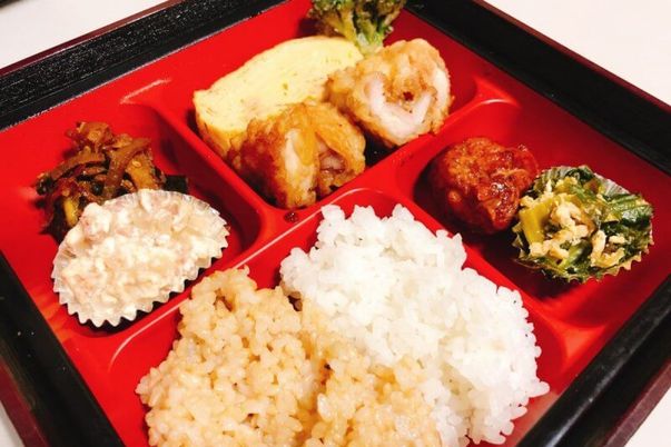 彩り豊かな料理のプレート