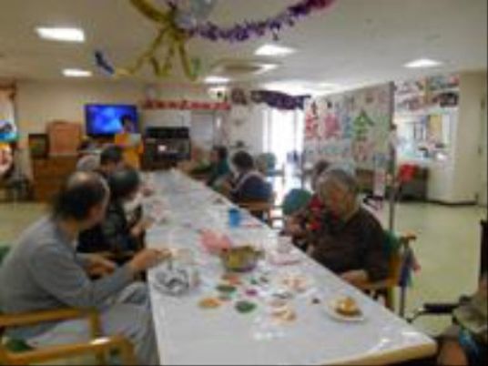 笑顔で食事の介助をするスタッフ