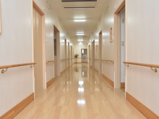 手すり付きの明るい廊下