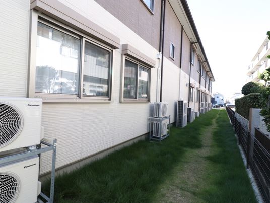 建物の外観とエアコン