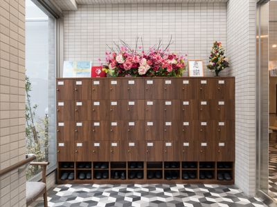  靴箱と花の飾りのロビー 