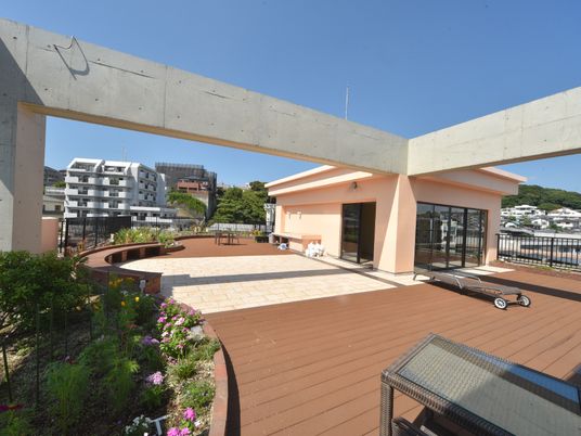 屋上テラスと花壇の景観