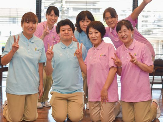 スタッフが笑顔でポーズ