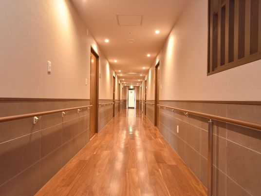 手すり付きの明るい廊下