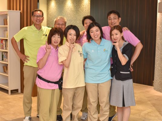 元気なスタッフ集合写真