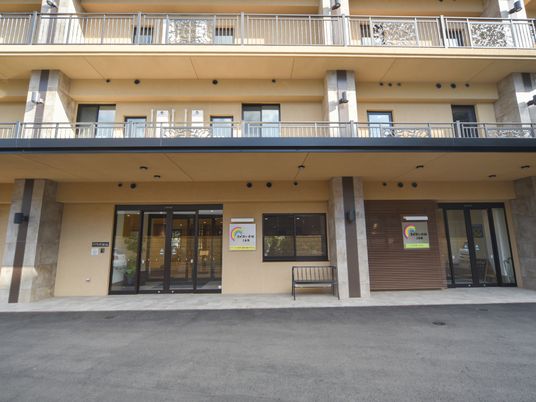 モダンな建物のエントランス