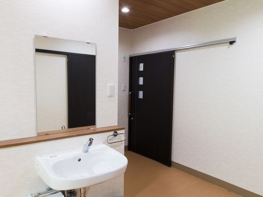 洗面台と扉のある廊下