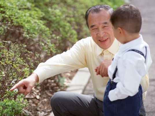 笑顔の高齢者と子供